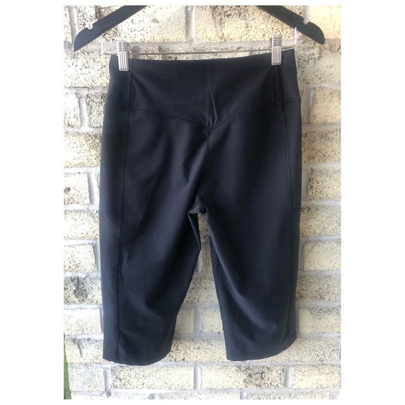 NIKE NWT DriFIT Training Crop / Clam Diggers in Black - Picture 2 of 8